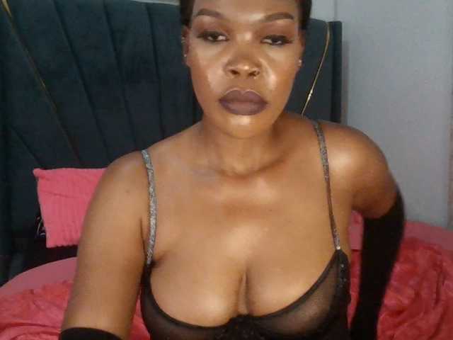 QueenB2 live cam on BongaCams