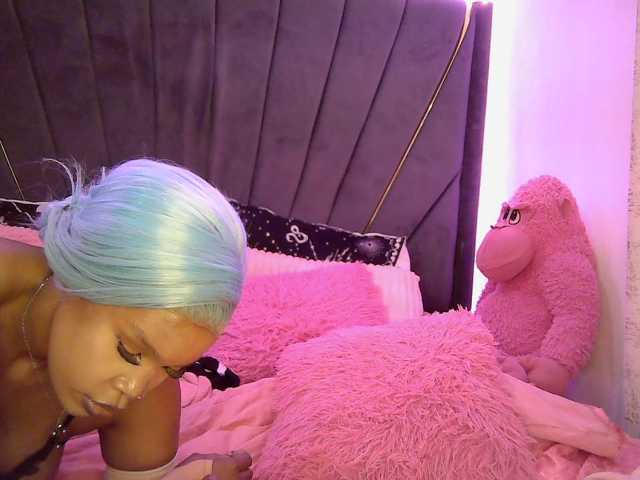 QueenB2 live cam preview