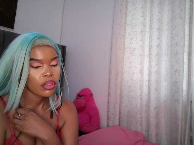 QueenB2 live cam on BongaCams