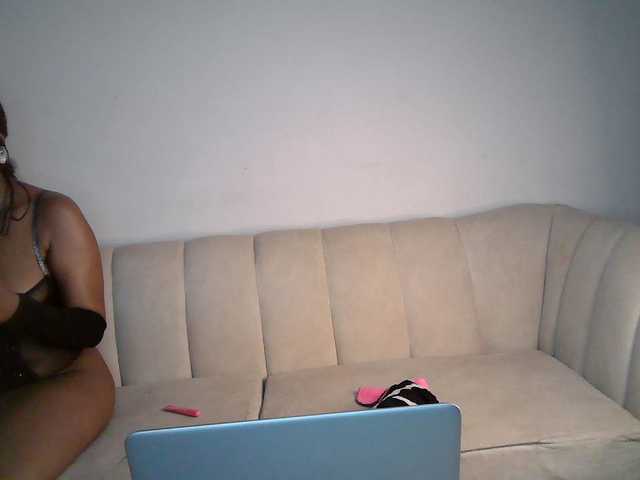 QueenB2 live cam on BongaCams