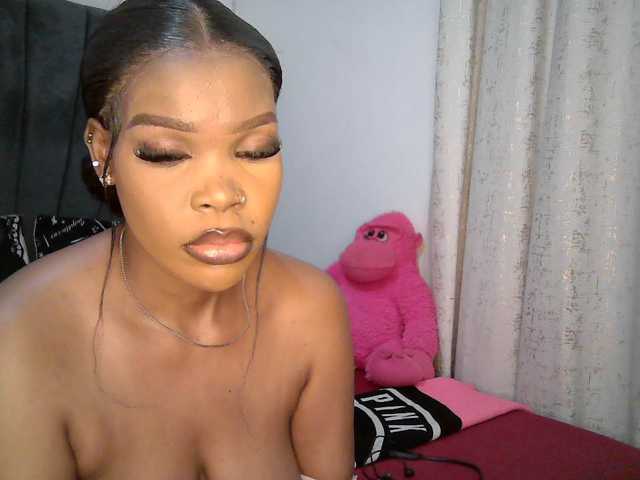 QueenB2 live cam preview