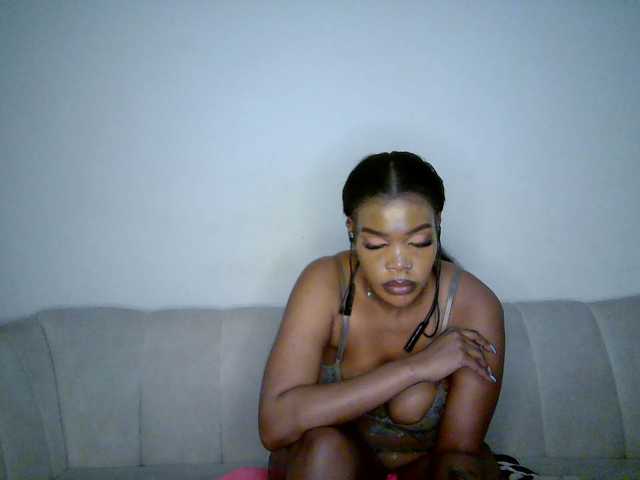 QueenB2, en directo ahora en BongaCams
