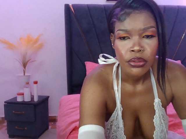 QueenB2 live cam on BongaCams
