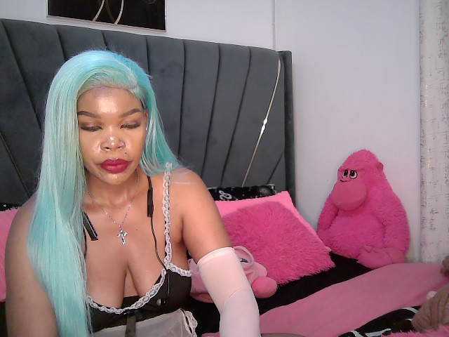QueenB2 live cam preview
