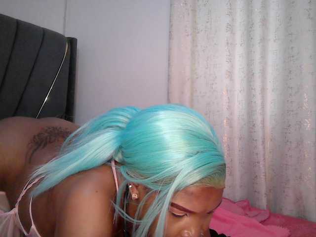 QueenB2 webcam bongacams model stream image