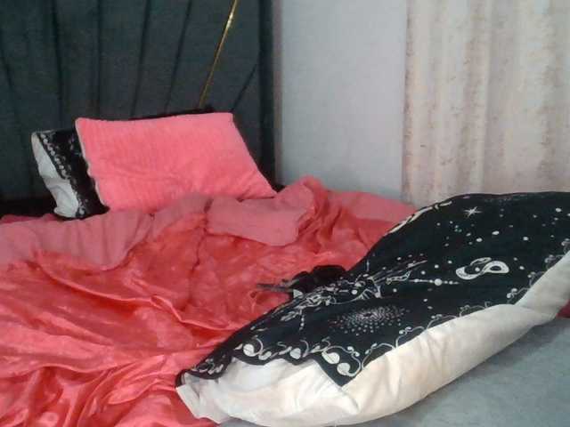QueenB2 live webcam show