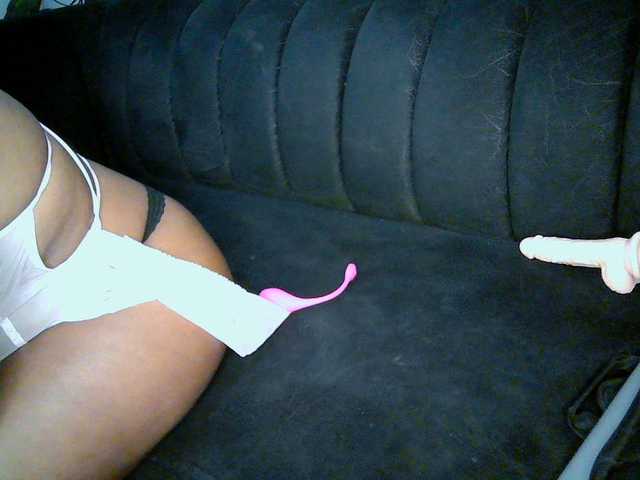 QueenB2 live cam on BongaCams