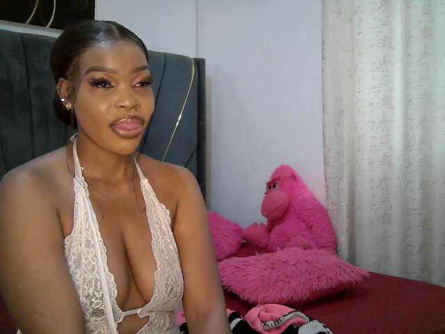 QueenB2 live cam preview