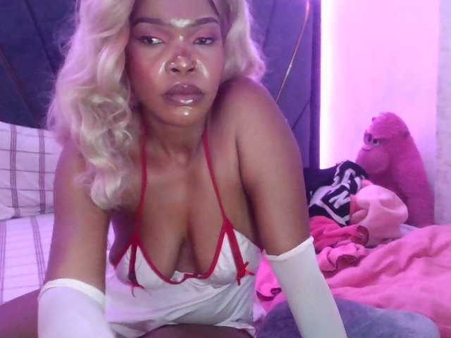 QueenB2 live cam on BongaCams