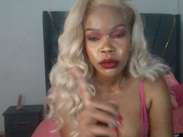 QueenB2 live cam on BongaCams