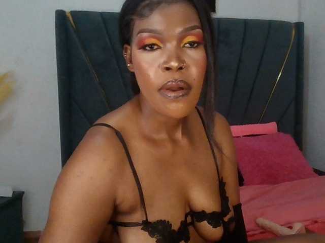 QueenB2 live cam on BongaCams