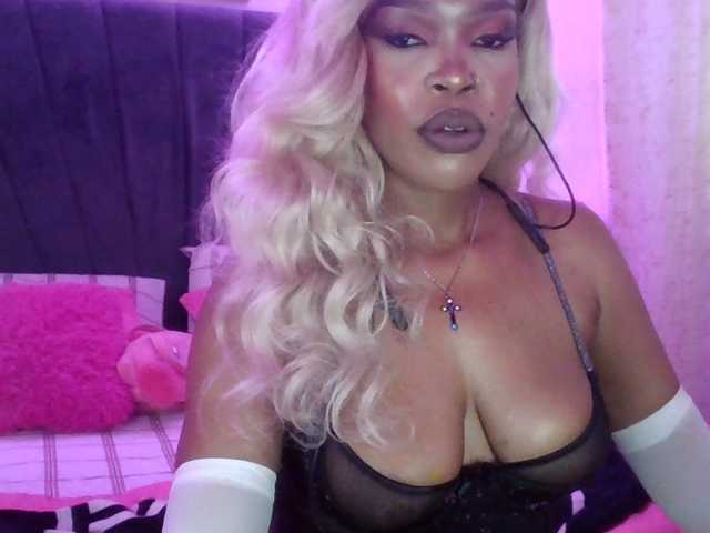 QueenB2 live cam on BongaCams