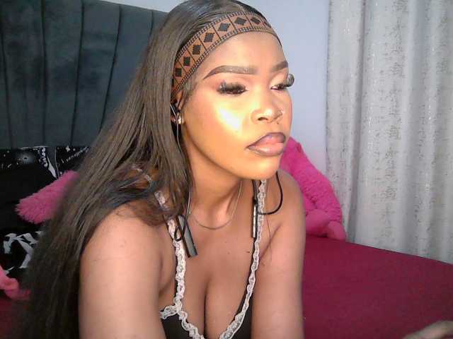 QueenB2, live now on BongaCams