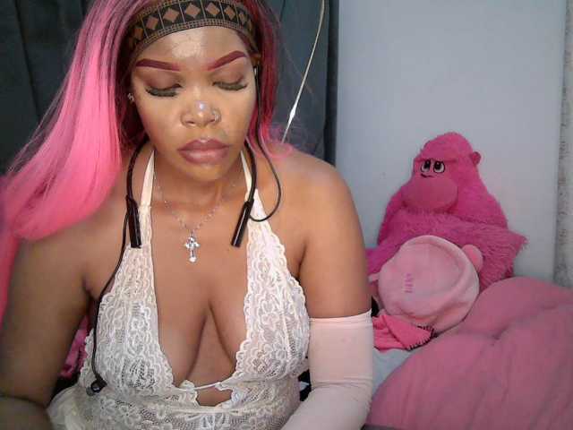 QueenB2 live cam preview