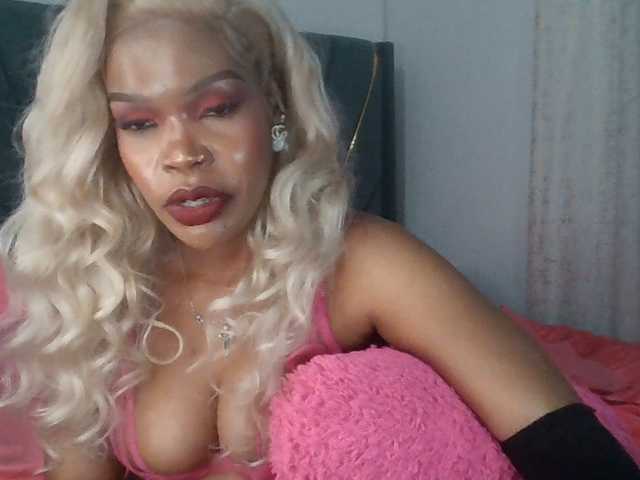 QueenB2 live cam on BongaCams