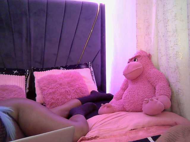 QueenB2 — live female cam