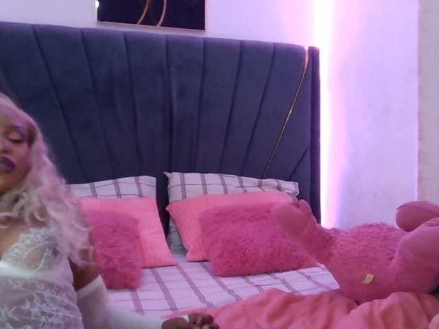 QueenB2 live cam on BongaCams