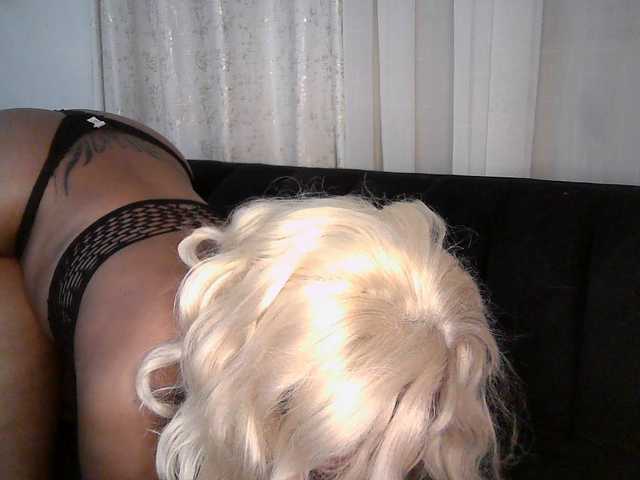 QueenB2 live cam preview