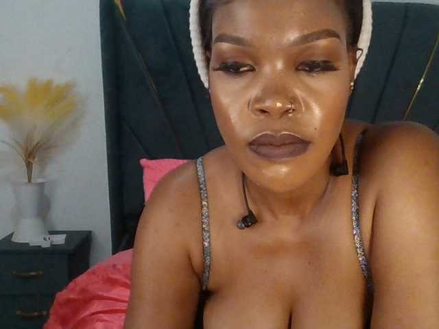 QueenB2 live webcam show