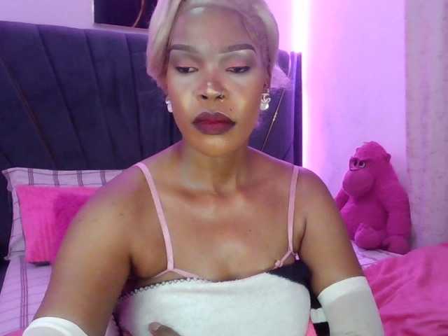 QueenB2 live cam on BongaCams