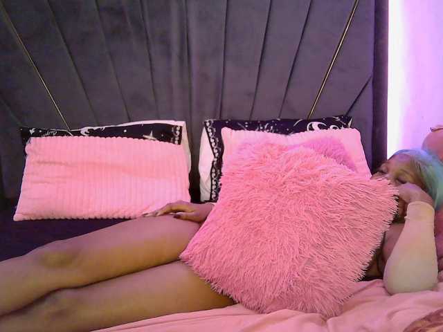 QueenB2 live cam on BongaCams