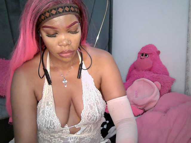QueenB2 live cam preview