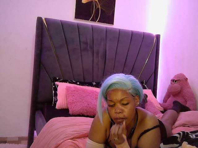 QueenB2 live cam on BongaCams