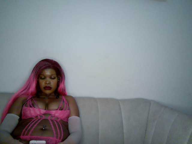 QueenB2 live cam preview