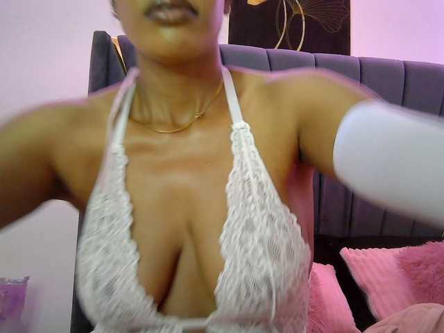 QueenB2 live cam on BongaCams