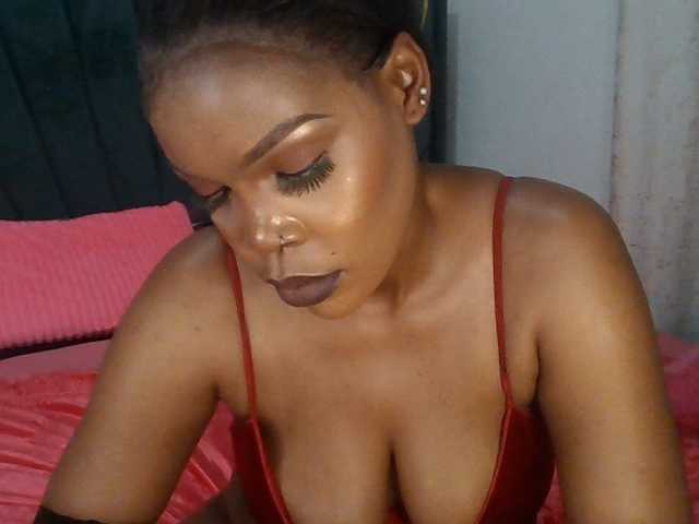 QueenB2 live cam on BongaCams