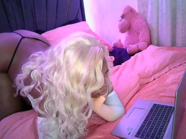 QueenB2 live cam on BongaCams