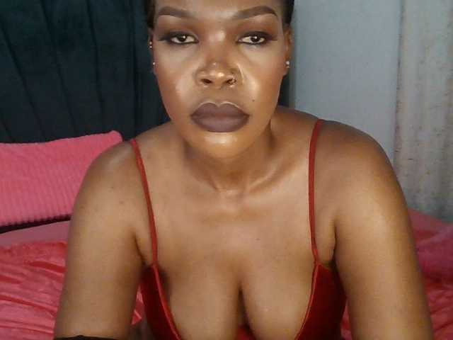QueenB2 live webcam show