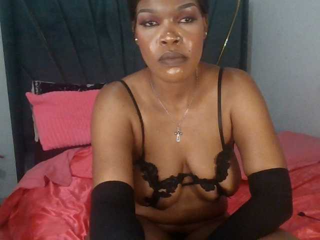 QueenB2 live webcam show