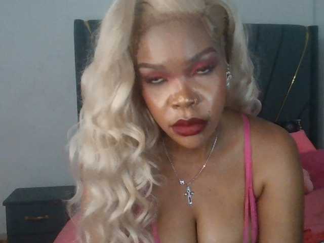 QueenB2 live cam on BongaCams