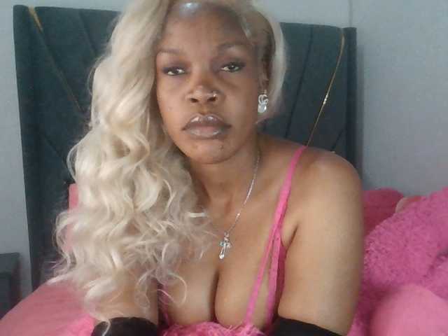 QueenB2 live cam on BongaCams