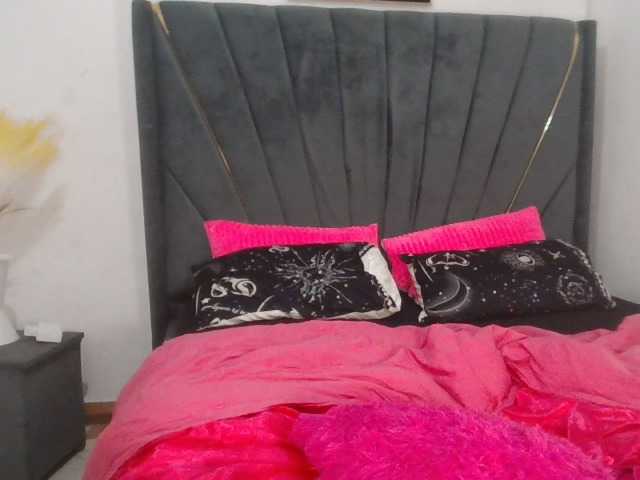 QueenB2 live cam on BongaCams