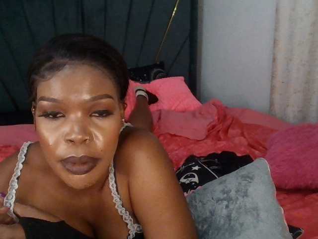QueenB2 live webcam show