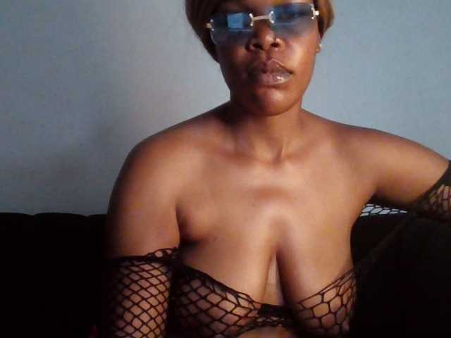 QueenB2 live cam on BongaCams