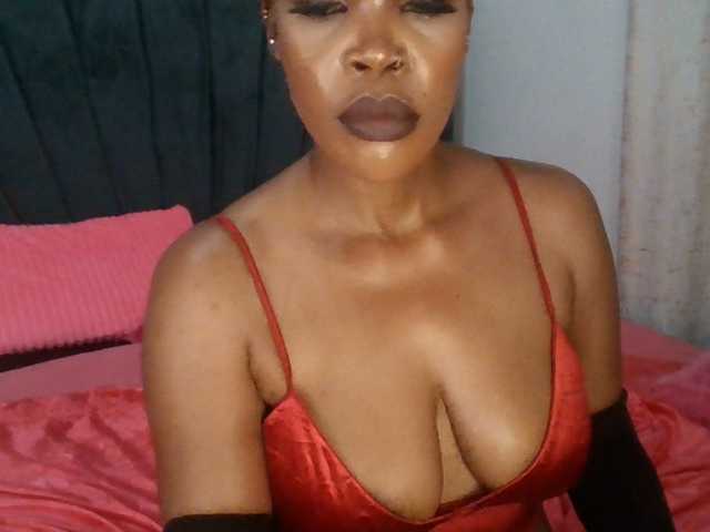 QueenB2 live cam on BongaCams