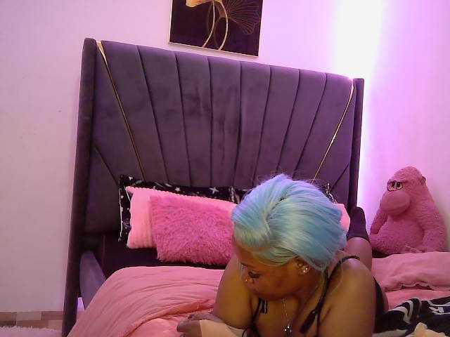 QueenB2 live cam on BongaCams
