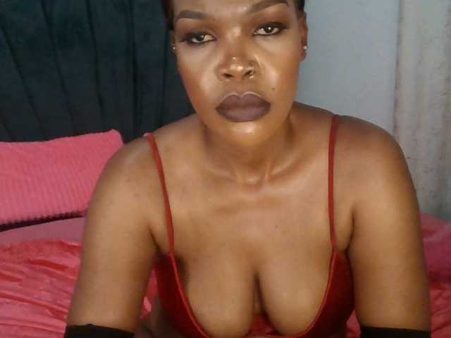 QueenB2 live webcam show