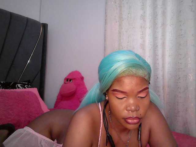 QueenB2 live cam preview