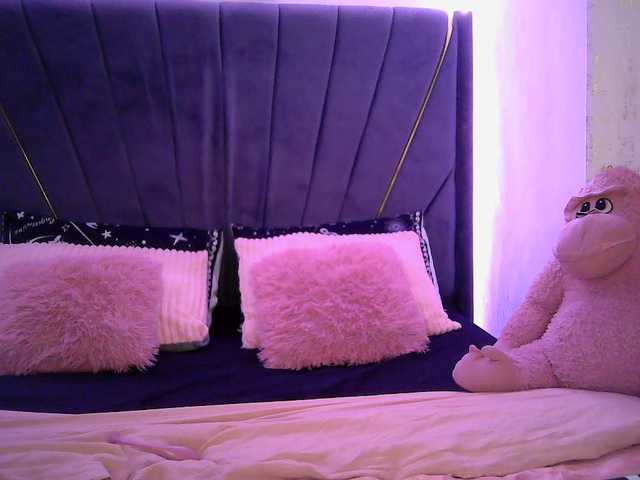 QueenB2 — live female cam