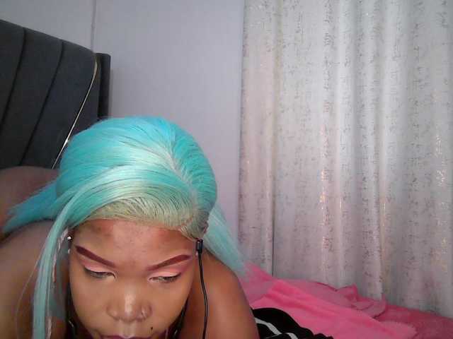 QueenB2 live cam on BongaCams