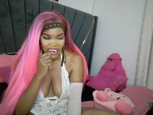 QueenB2 live cam on BongaCams