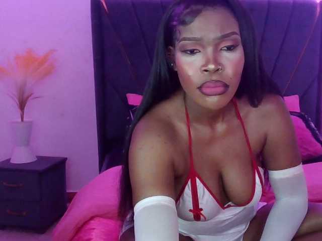 QueenB2 live cam on BongaCams