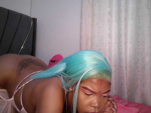 QueenB2 webcam bongacams model stream image