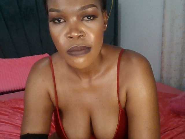QueenB2 live webcam show