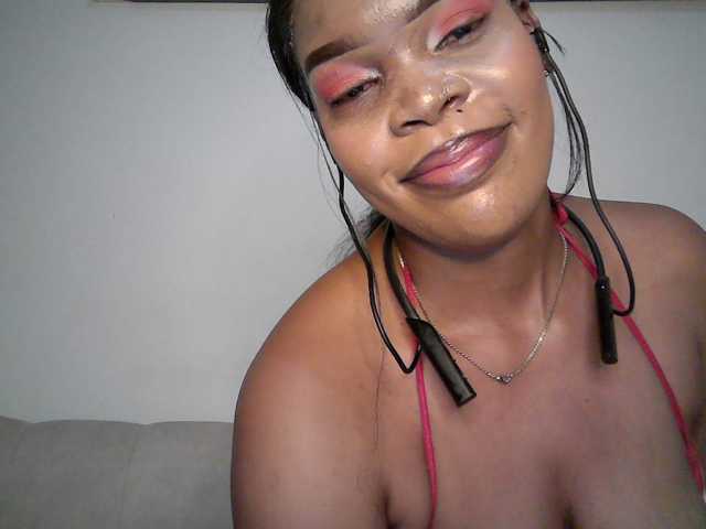 QueenB2 live cam on BongaCams