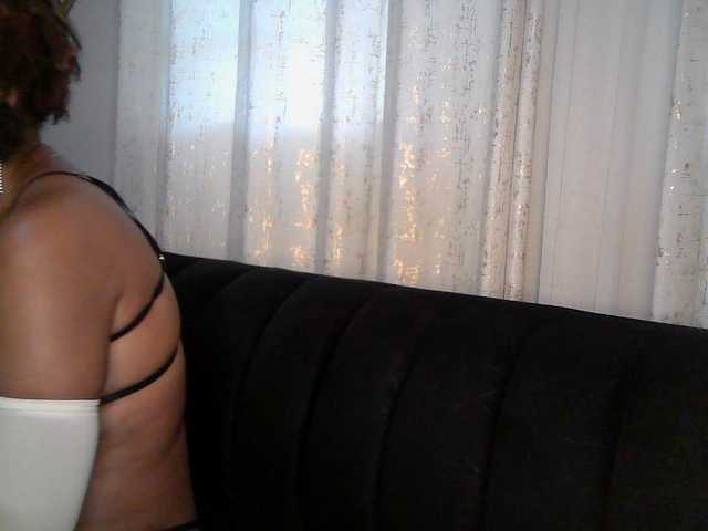QueenB2 live cam on BongaCams